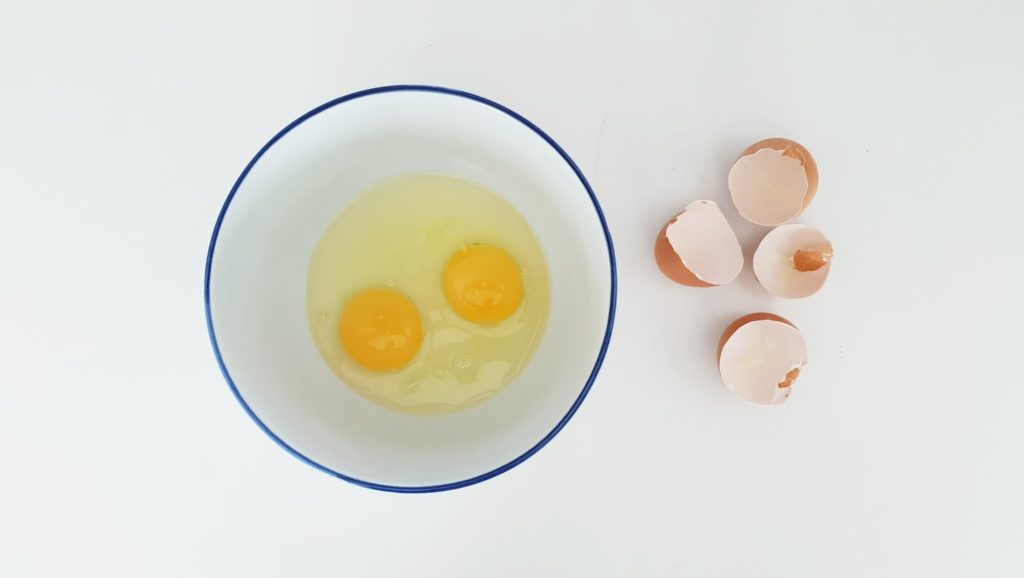Cara membedakan telur infertil dengan cara memecahkan telur.